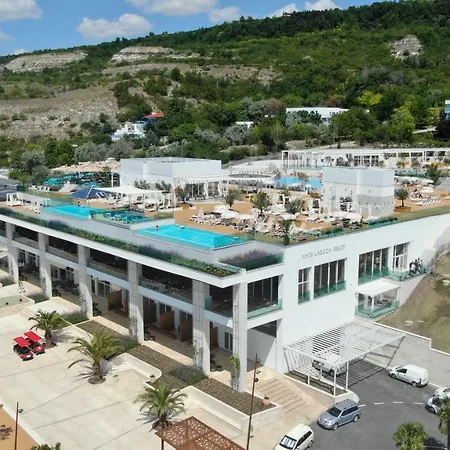 White Lagoon 4*